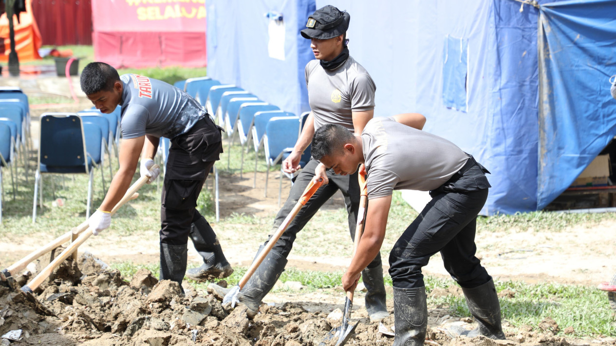 Taruna Akpol Bersihkan Dispora Aceh Tamiang, Siapkan Posko Satlat Kijang Jelang Pembukaan Latsitardanus 2026
            - galeri foto