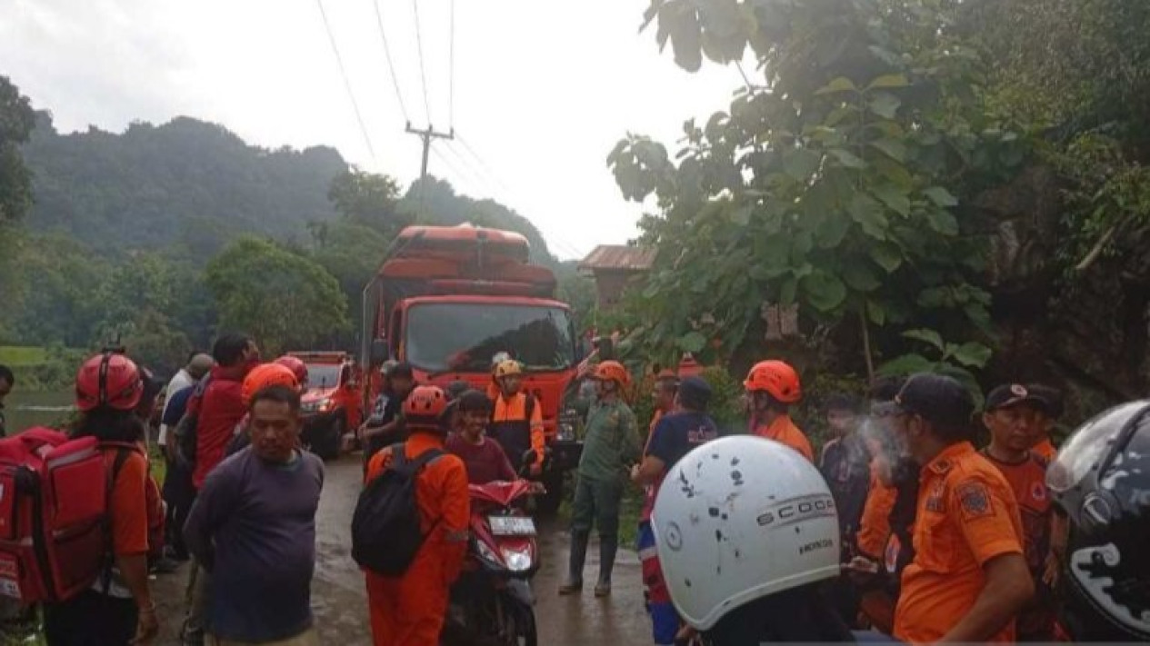 Medan Ekstrem dan Kabut Tebal, 1.200 Personel SAR Kepung Gunung Bulusaraung Cari Korban Pesawat ATR yang Jatuh
            - galeri foto