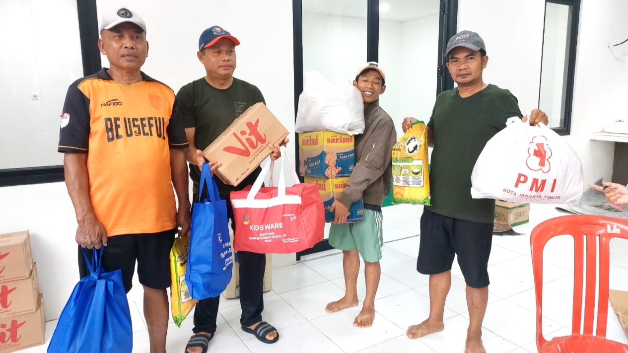 Dinsos Jakarta Salurkan Bantuan ke Warga Terdampak Banjir Satu Meter di Cakung Timur
            - galeri foto