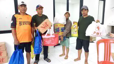 Dinsos Jakarta Salurkan Bantuan ke Warga Terdampak Banjir Satu Meter di Cakung Timur