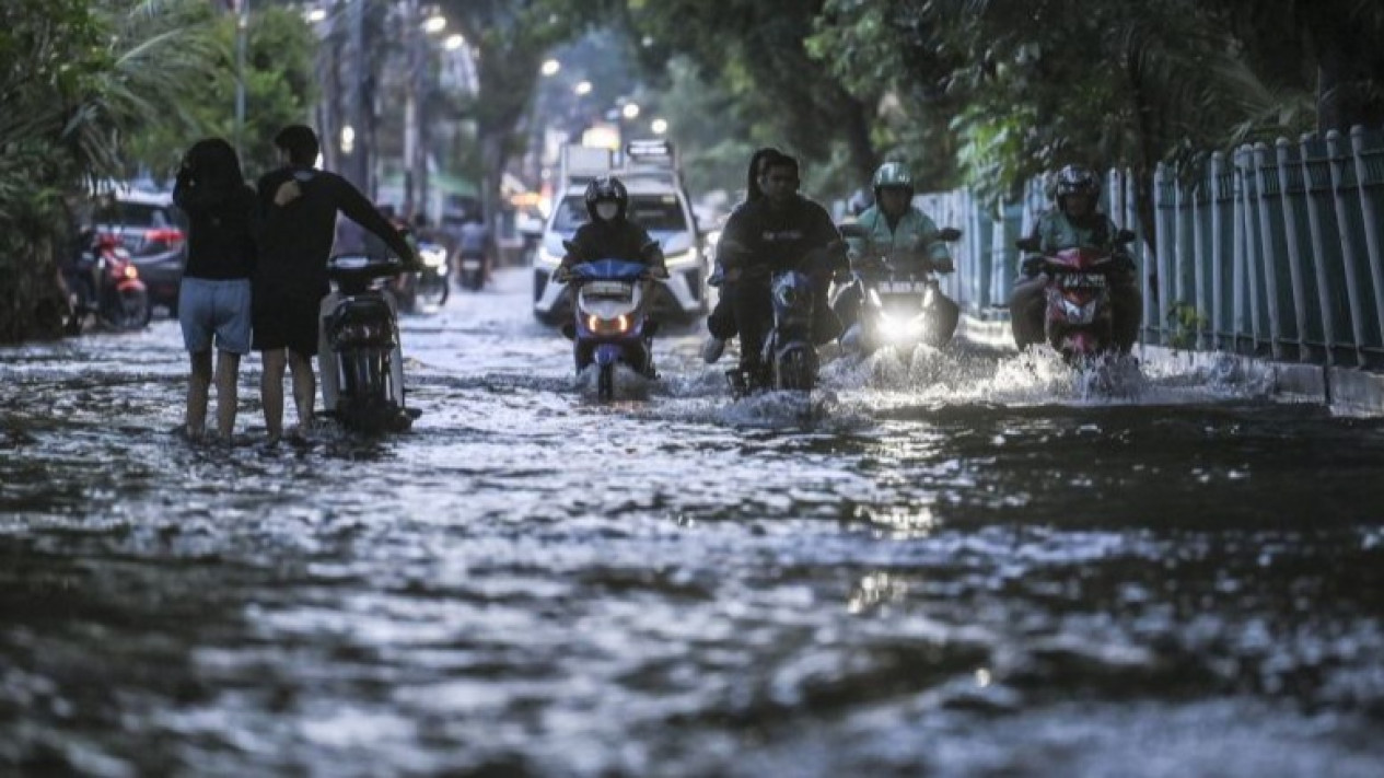 Petir Mengintai Jakarta, Simak Peringatan Dini BMKG untuk Wilayah Jabodetabek Senin 19 Januari
            - galeri foto