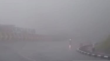Jarak Pandang Hilang, Sudah 3 Hari Kabut Tebal Selimuti Puncak Bogor-Cianjur, Pengendara Wajib Waspada