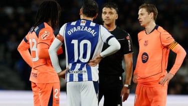 Hansi Flick Dukung Frenkie de Jong usai Kapten Barcelona Semprot Wasit Gil Manzano dalam Kekalahan Kontra Sociedad