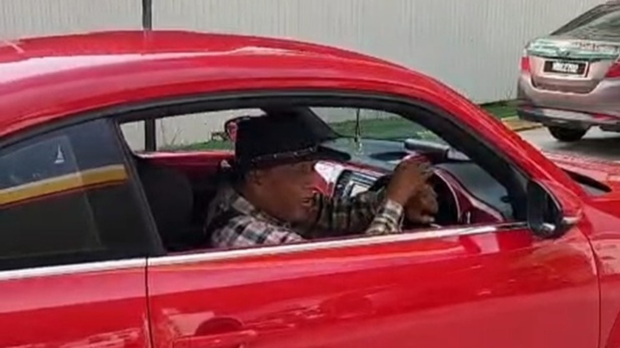 Usai Damai dengan Jokowi, Viral Eggi Sudjana Nyetir Mobil Mewah di Malaysia, Roy Suryo Pastikan Asli Bukan Rekayasa AI
            - galeri foto