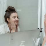 Apakah Musim Hujan Harus Tetap Pakai Sunscreen? Begini Kata Dokter