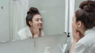 Apakah Musim Hujan Harus Tetap Pakai Sunscreen? Begini Kata Dokter