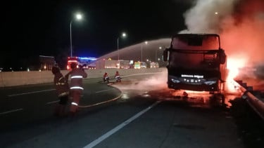 ‎Bus AKAP Rosalia Indah Hangus Terbakar di Ruas Jalan Tol Sragen