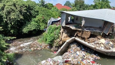 Hujan Deras dan Tumpukan Sampah Picu Ambrolnya Talud Sungai Buntung di Kota Yogyakarta
