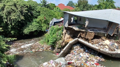 Hujan Deras dan Tumpukan Sampah Picu Ambrolnya Talud Sungai Buntung di Kota Yogyakarta