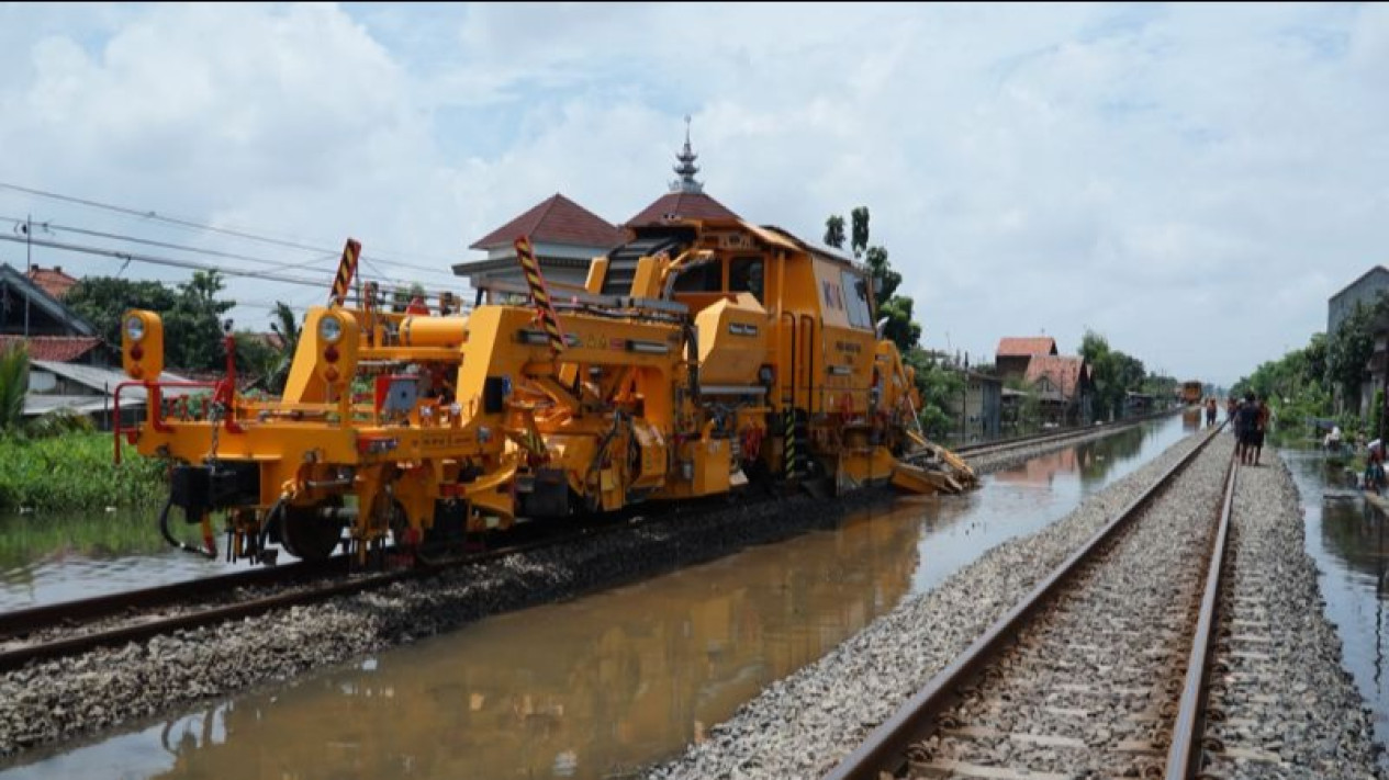 Banjir Mulai Surut, Jalur KA antara Stasiun Pekalongan dan Stasiun Sragi dapat Dilintasi
            - galeri foto