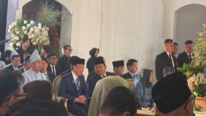 Publik Soroti Momen Prabowo dan Jokowi Berbincang Usai Jadi Saksi Nikah Sespri Presiden