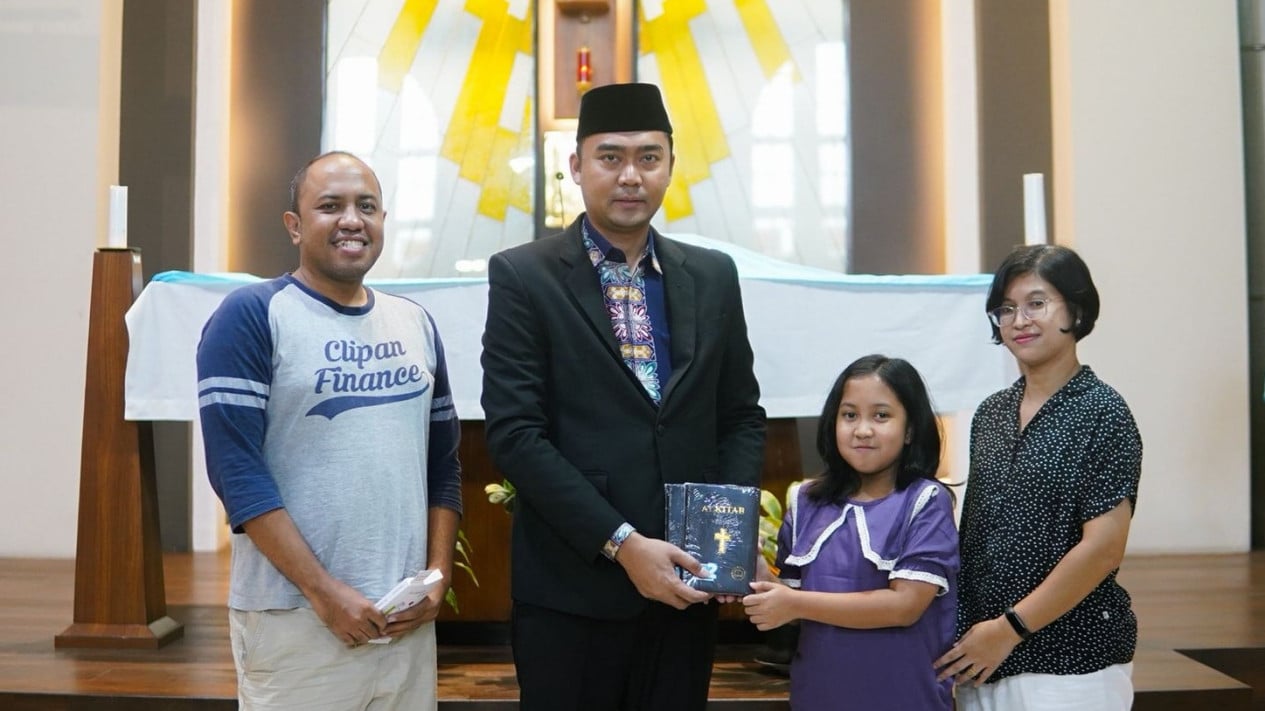 Ingin Jabar Jadi Pelopor Kerukunan, Staf Khusus Menteri Agama Salurkan Alkitab ke Gereja Katolik di Garut
            - galeri foto