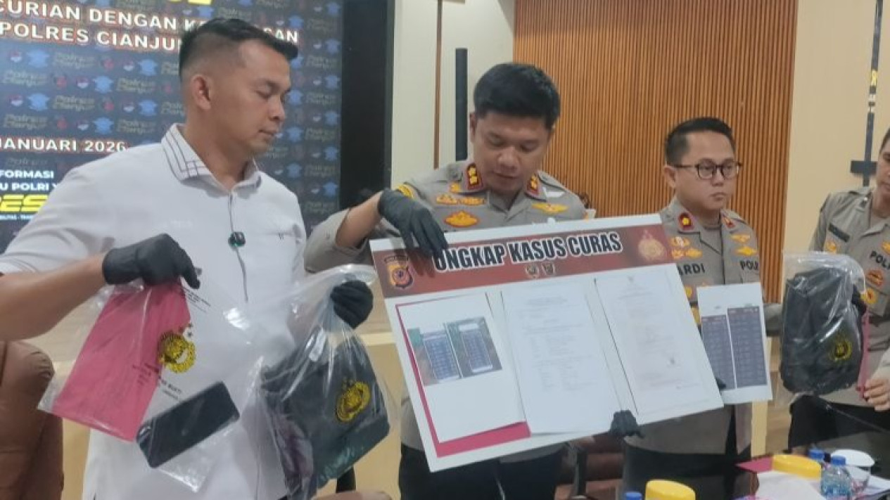 Guru PPPK di Cianjur Gelap Mata, Nekat Rampok dan Siksa Nenek Demi Bayar Utang Judol
            - galeri foto