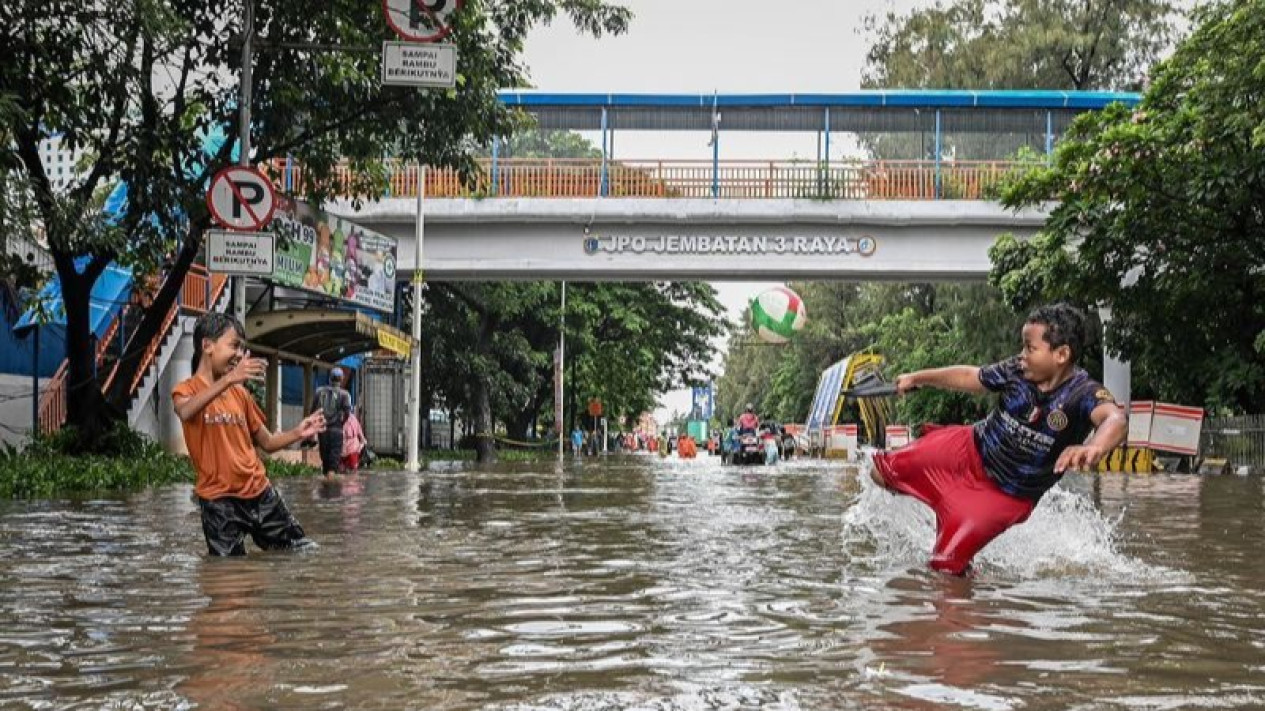 Jangan Lupa Bawa Payung, BMKG Prediksi Hujan Kepung Jakarta Pagi Sampai Malam Ini
            - galeri foto