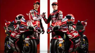 Francesco Bagnaia dan Marc Marquez bersama livery Desmosedici GP26 untuk MotoGP 2026.