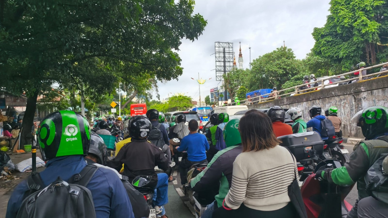 Tebet Macet Parah Pagi ini, Ada Truk Pasir Nabrak Pembatas Jalan
            - galeri foto