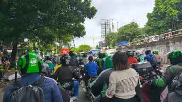 Tebet Macet Parah Pagi ini, Ada Truk Pasir Nabrak Pembatas Jalan