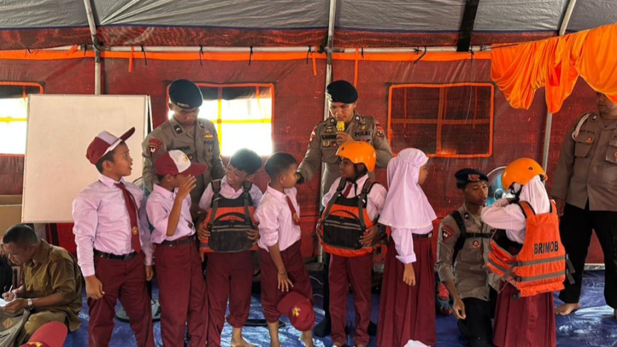 Pascabencana Tapsel, Brimob Sumut Beri Trauma Healing untuk Anak-anak di Huta Godang
            - galeri foto