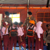 Pascabencana Tapsel, Brimob Sumut Beri Trauma Healing untuk Anak-anak di Huta Godang