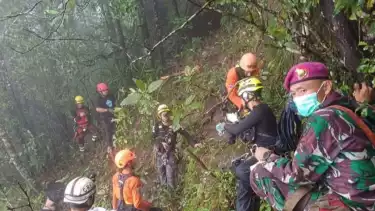 Bantu Evakuasi Pesawat ATR 42-500 yang Jatuh di Lereng Gunung Bulusaraung, Prajurit Marinir TNI AL Dikerahkan