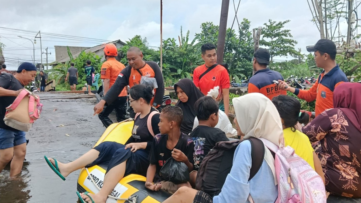 Sebanyak 71.479 Jiwa Terdampak dan 2.440 Mengungsi Akibat Banjir di Jawa Tengah
            - galeri foto