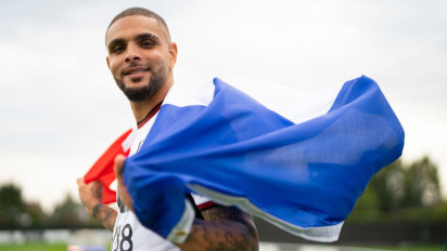 Viral Video Kurzawa Sedang Asyik Ngobrol dengan Pelatih Persib Bojan Hodak