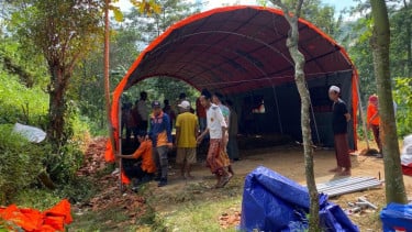 Puluhan Warga Pamekasan Mengungsi di Tenda BPBD Imbas Rumah Rusak Akibat Tanah Bergerak yang Semakin Parah