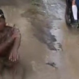 Jalan Rusak, Kades di Jawa Tengah Mandi di Air Kubangan: Mau Berangkat Kerja Malah Kepeleset, Adus Sekalian