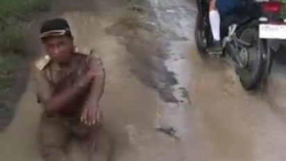 Viral Kades di Sragen Mandi Air Kubangan di Jalan Rusak