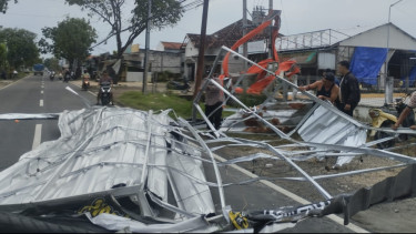 Angin Kencang Terjang Desa Sukolilo Sukodadi Lamongan, Atap Bangunan dan Rumah Warga Bertebaran