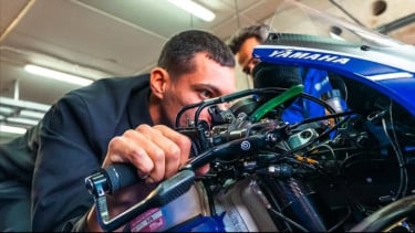 Sudah Tiba di Jakarta untuk Ikut Launching Tim Yamaha, Rider Baru Milik Pramac Ini Malah Freestyle di Sekolahan