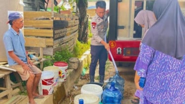 Brimob Polda Sumut Turun Tangan, Suplai Air Bersih untuk Warga Tapteng Pasca Banjir