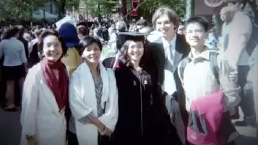 Foto masa muda Prof Stella Christie dan Prof. Bartek Czech saat merayakan kelulusan