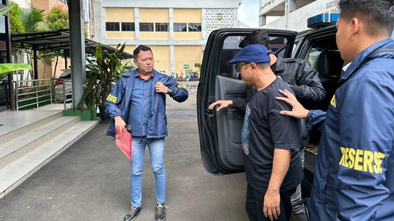 Polisi Tetapkan Guru Cabul di SDN Tangsel Jadi Tersangka, Terancam 12 Tahun Penjara
            - galeri foto