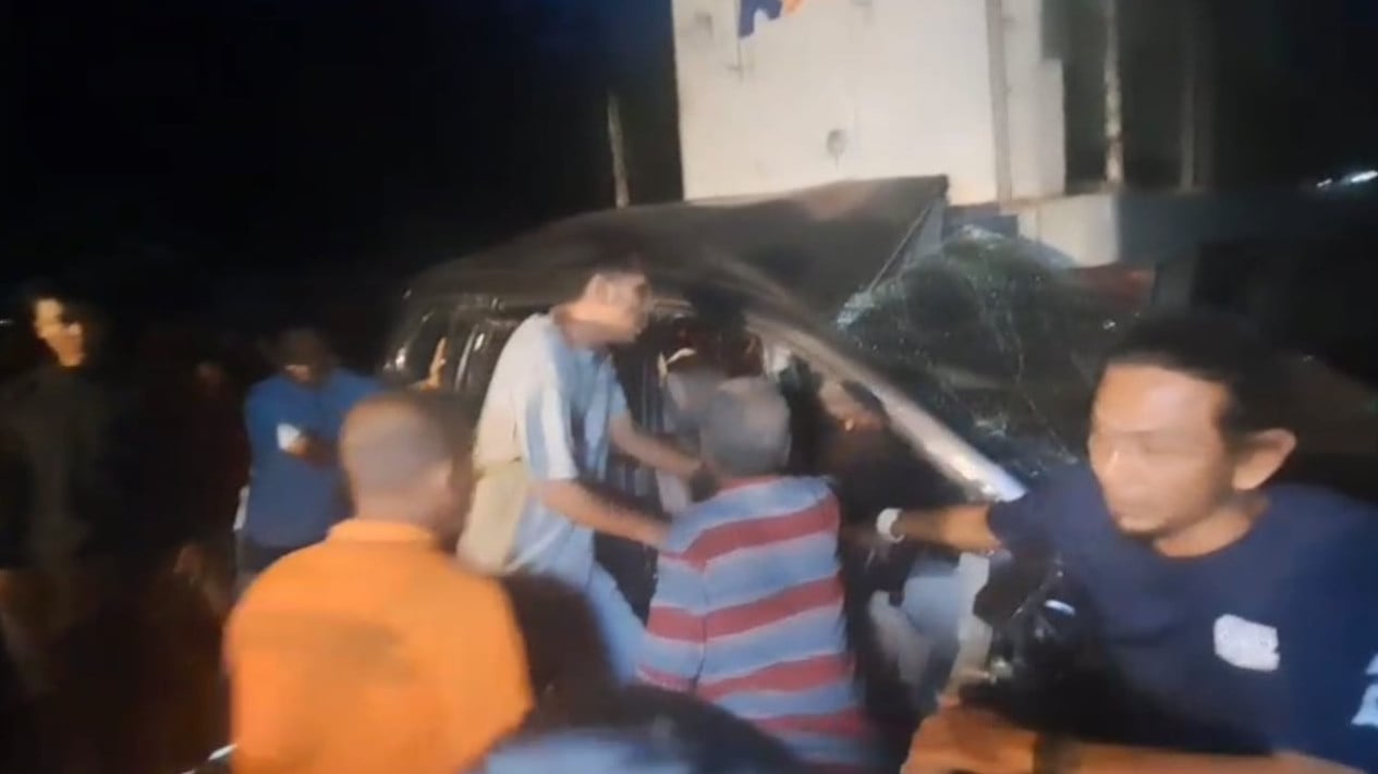 Nahas! 8 Orang Tewas Kecelakaan Kereta Api Kontra Minibus di Tebing Tinggi
            - galeri foto