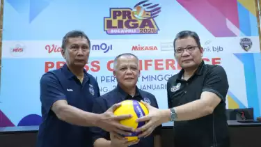Manajer tim Bandung BJB Tandamata, Asep Sukmana (tengah) bersama Ketua Panitia Proliga Bandung Tachyan Hidayat (kiri) dan Wakil Direktur Proliga, Reginald Nelwan