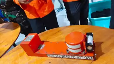 Tim SAR gabungan menunjukkan benda diduga black box (kotak hitam)