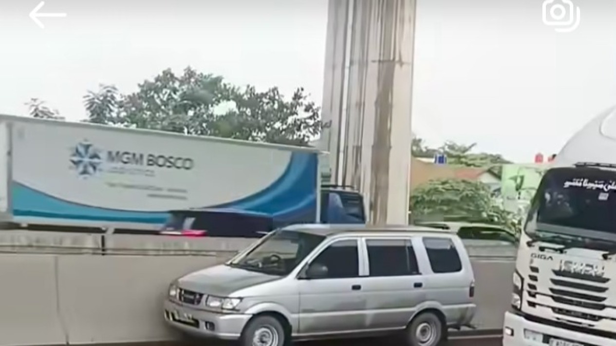 Heboh! Detik-detik Mobil Panther Jalan Sendiri di Tol Japek, Nasib Sopir Tragis
            - galeri foto