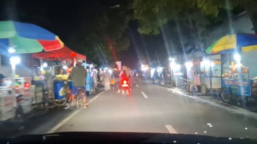 PKL Kembali Berjualan di Zona Steril Alun-Alun Kota Probolinggo