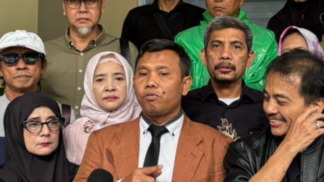 Update Kasus Tudingan Ijazah Palsu Jokowi, Hari Ini Tersangka Kluster 1 Jalani Pemeriksaan Perdana
            - galeri foto