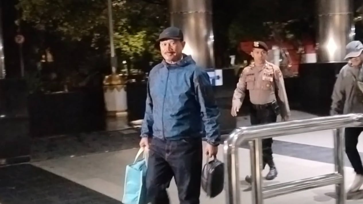 Pasca Penetapan Tersangka, KPK Geledah Rumah Wali Kota Madiun
            - galeri foto