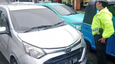 Seorang pengendara mobil berinisial AR (51) ditemukan tewas dalam mobilnya di tengah kepadatan lalu lintas di flyover Jelambar, Grogol Petamburan, Jakarta Barat, Kamis (22/1/2026).