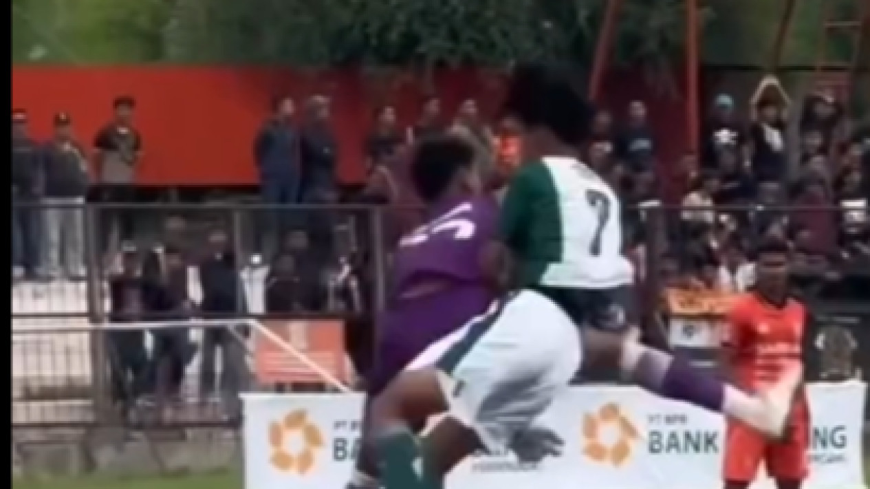 Resmi! Kiper PSIR Rembang Dihukum Seumur Hidup Imbas Tendangan Kungfu Brutal ke Perut Pemain Persikaba di Liga 4
            - galeri foto