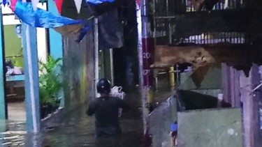 Banjir Meninggi Hingga Dada Orang Dewasa, Warga Kampung Melayu Masih Nekat Bertahan di Rumah