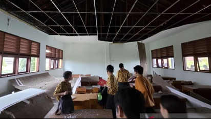 Plafon Sekolah Jatuh Ketika Sedang Belajar, 12 Orang Terluka