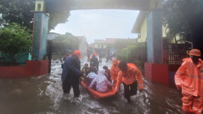 Ratusan Pelajar Jakarta Terjebak di Sekolah Gara-Gara Banjir, BPBD Evakuasi Pakai Perahu