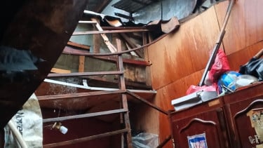 Bangunan Rumah di Ambruk Saat Hujan Lebat Terjang Jakarta, Penghuni Alami Luka-luka