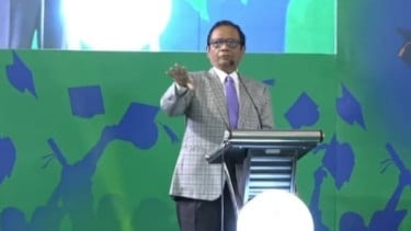 UNOSO Luluskan 46 Wisudawan, Mahfud MD: Integritas Lebih Penting dari Ijazah