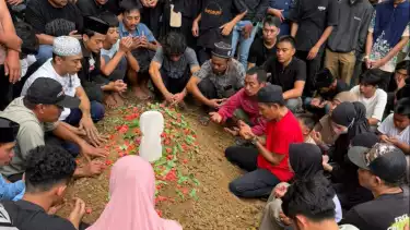 Proses pemakaman korban.