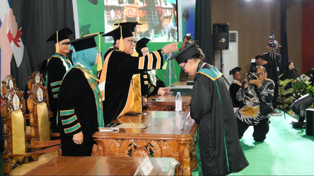 UNOSO Luluskan 46 Wisudawan, Mahfud MD: Integritas Lebih Penting dari Ijazah
            - galeri foto